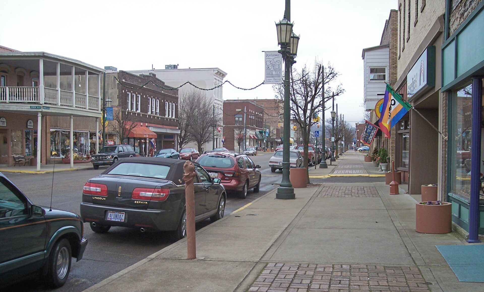 Logan, Ohio downtown, By Tim Kiser (w:User:Malepheasant) - Self-photographed, CC BY-SA 2.5, https://commons.wikimedia.org/w/index.php?curid=1554314